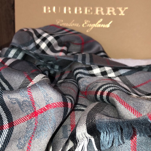 Burberry large size shawl scarf 🧣 ❤️ - Picture 4 of 8